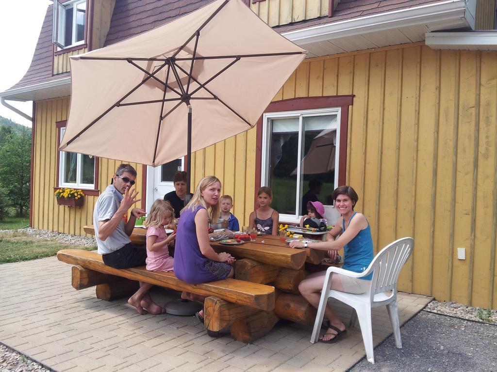 Grangette Entre Chiens Et Loups Hotel L'Anse-Saint-Jean Exterior photo