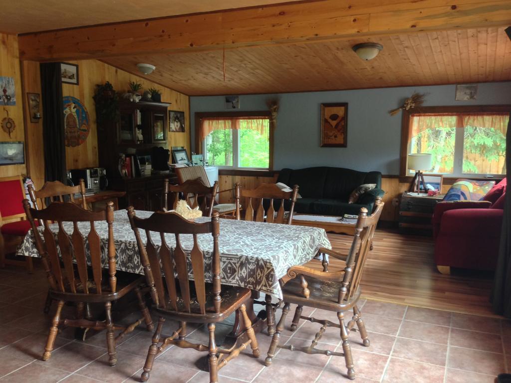 Grangette Entre Chiens Et Loups Hotel L'Anse-Saint-Jean Room photo