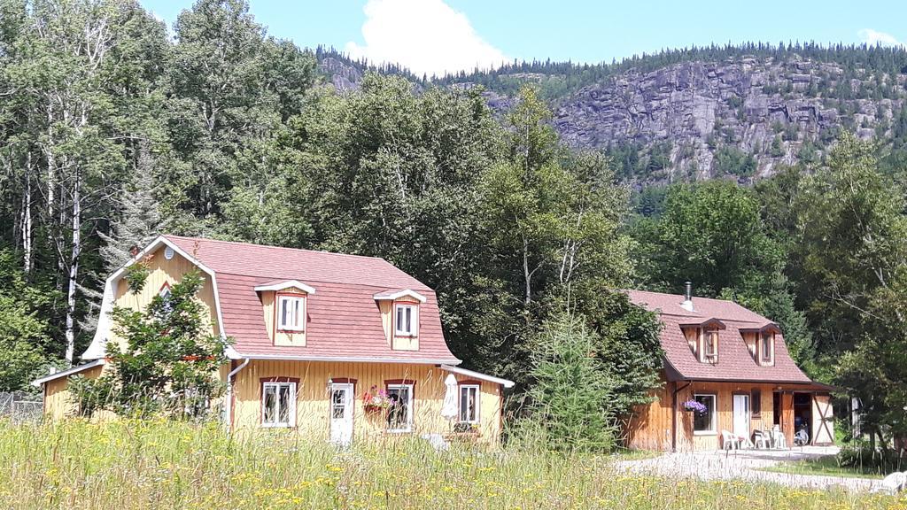 Grangette Entre Chiens Et Loups Hotel L'Anse-Saint-Jean Exterior photo